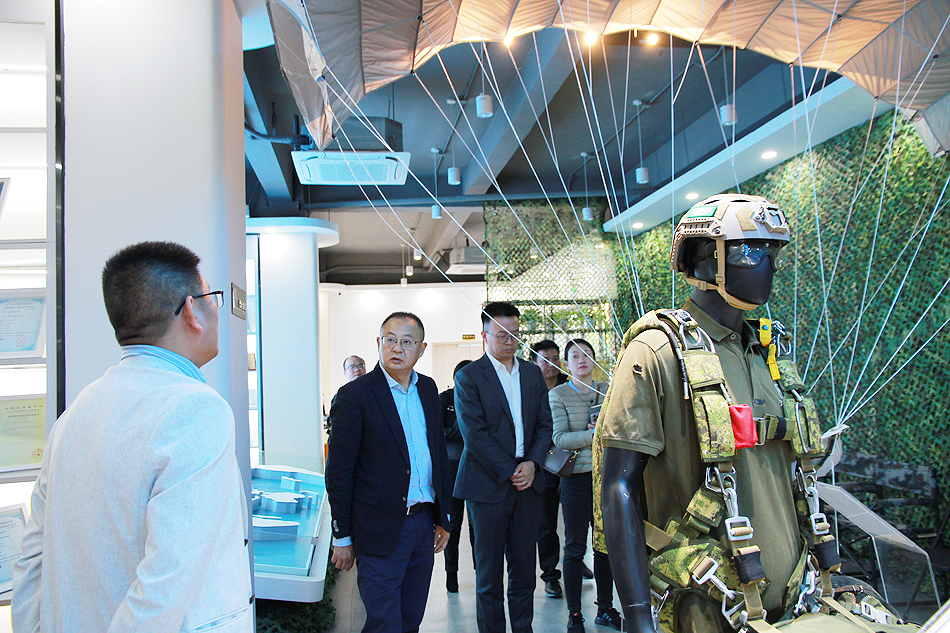 成都市青羊區領導蒞臨天鷹裝備，深入探討低空經濟合作(圖2)